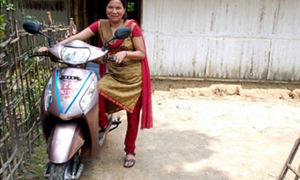 Ms RinaMondal (Winner) with the Honda Activa Scooter