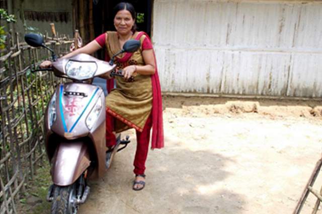 Ms RinaMondal (Winner) with the Honda Activa Scooter