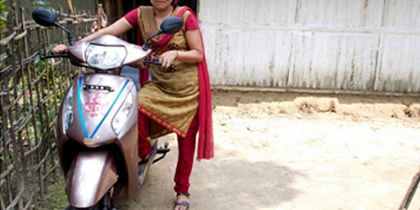 Ms RinaMondal (Winner) with the Honda Activa Scooter